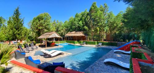 una piscina con sedie e scivolo di Complejo Ermitazh a Valle Grande