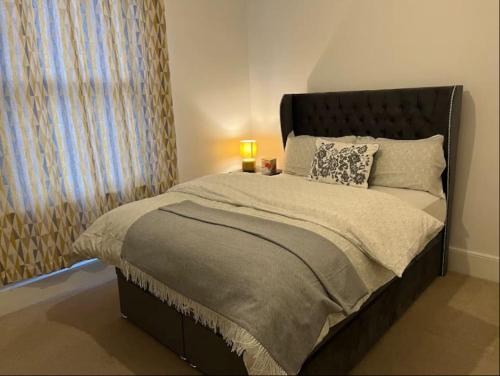 Un pat sau paturi într-o cameră la Two Bedroom Flat in London
