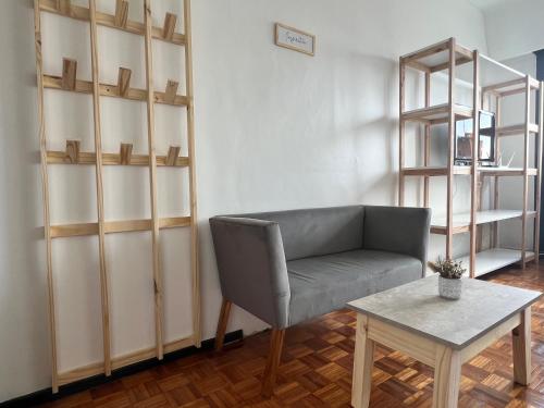 sala de estar con sofá y mesa en Studio Top en Microcentro en Buenos Aires