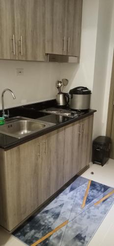 - une cuisine avec un évier et un comptoir dans l'établissement Condo Hotel with Balcony, à Manille