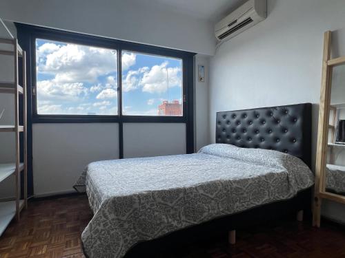 1 dormitorio con cama y ventana grande en Studio Top en Microcentro en Buenos Aires