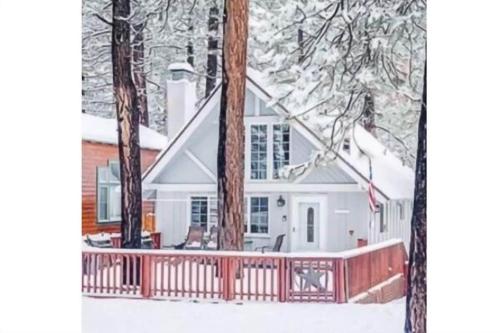 Pinecone Cabin w/ hot tub - weekday specials