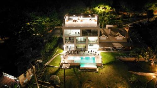 an aerial view of a house with a swimming pool at Paraíso da Enseada de Brito in Palhoça