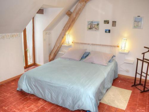 a bedroom with a large bed in a attic at Gîte Chemillé-sur-Indrois, 3 pièces, 4 personnes - FR-1-381-444 in Chemillé-sur-Indrois