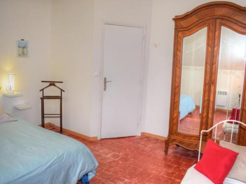 a bedroom with a large mirror and a bed at Gîte en Touraine avec jardin, proche du Zoo de Beauval et des châteaux, animaux acceptés - FR-1-381-444 in Chemillé-sur-Indrois