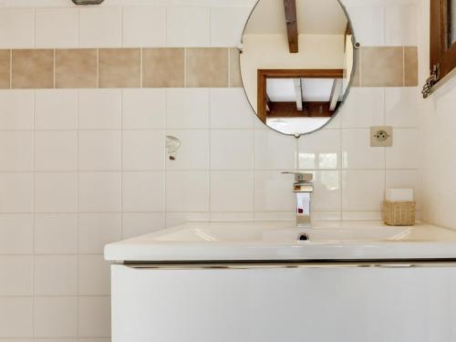 une salle de bain avec un lavabo et un miroir dans l'établissement Maison 5 pers. à Biscarrosse - Calme, proche plages, jardin, terrasse, parking - FR-1-521-25, à Biscarrosse-Plage