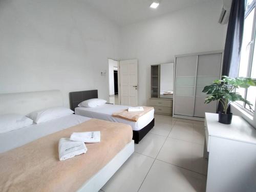 Bandar Penawar的住宿－Desaru Spacious 30pax Bungalow with Netflix near Beach，酒店客房带两张床和一间浴室