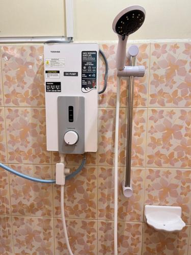 - une salle de bains pourvue de toilettes dans l'établissement HIPSTER ROOM at Kuala Berang -Free WiFi & Netflix for 2 Pax, à Kuala Berang