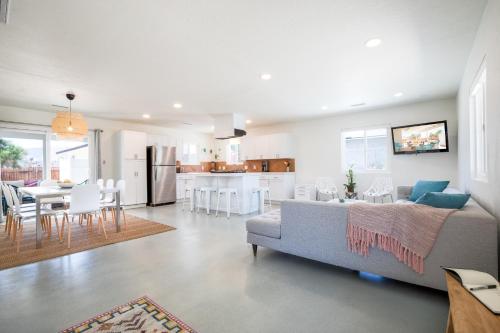 The Bright Side in Joshua Tree - Walking Distance to Downtown! home