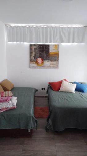 - une chambre avec 2 lits et une fenêtre dans l'établissement Departamento en Gualeguaychú, à Gualeguaychú
