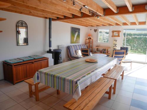 une chambre avec un lit, une table et des chaises dans l'établissement Maison spacieuse au calme, proche plage et commerces, avec jardin et terrasse au Palais. - FR-1-418-202, au Palais