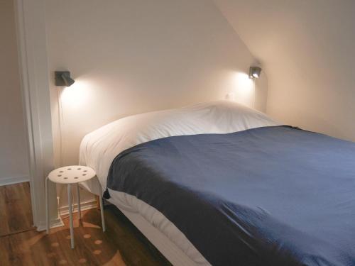 une chambre avec un lit et une table de chevet dans l'établissement Appartement rénové avec vue mer et WIFI - FR-1-418-214, au Palais