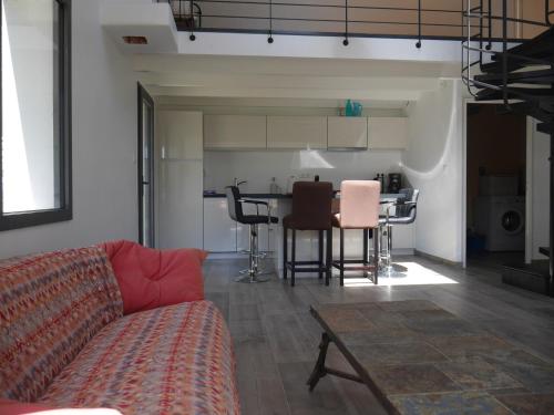 un salon avec un canapé et une table dans l'établissement Spacieuse maison neuve avec jardin, proche plage de Donnant à Bangor - FR-1-418-215, à Bangor