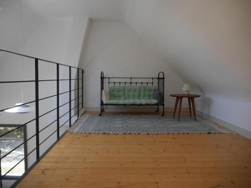 une chambre avec un banc sur un escalier et une table dans l'établissement Spacieuse maison neuve avec jardin, proche plage de Donnant à Bangor - FR-1-418-215, à Bangor