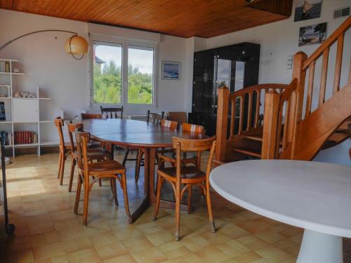 une salle à manger avec une table et des chaises en bois dans l'établissement Maison de Famille sur la Côte Sauvage - FR-1-418-204, à Bangor