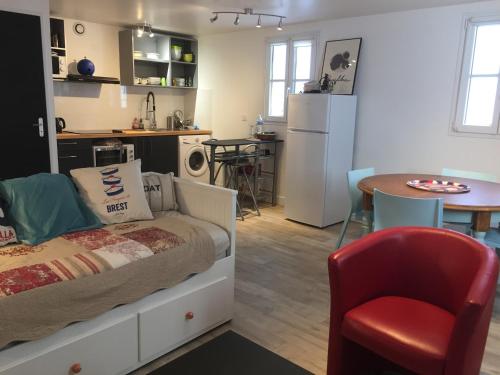 une chambre avec un lit et une cuisine avec une table dans l'établissement 