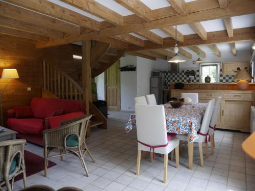 une cuisine et une salle à manger avec une table et des chaises dans l'établissement Maison soignée 800m port et plage, Le Palais, 2 ch, jardin, Wi-Fi, TV, proche commodités - FR-1-418-218, au Palais