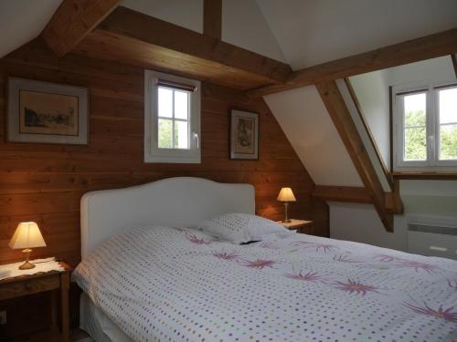 une chambre avec un lit et deux fenêtres dans l'établissement Maison soignée 800m port et plage, Le Palais, 2 ch, jardin, Wi-Fi, TV, proche commodités - FR-1-418-218, au Palais