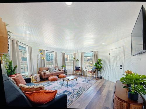 New Modern Boho APT- Close to Yosemite