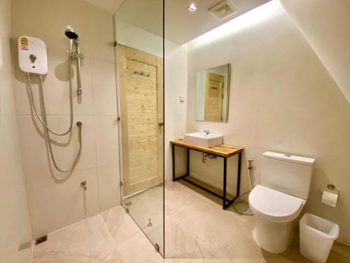 uma casa de banho com um chuveiro, um WC e um lavatório. em Khao Kiang Na เขา เคียง นา em Ban Muang Kut
