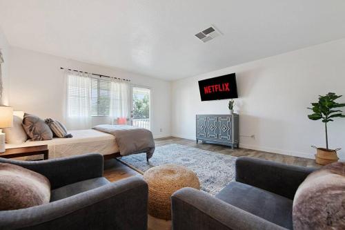 Couples Studio 1 w Full Kitchen – Photos 2