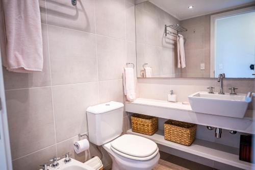 La salle de bains est pourvue de toilettes blanches et d'un lavabo. dans l'établissement Ocean Drive by depptö, à Punta del Este