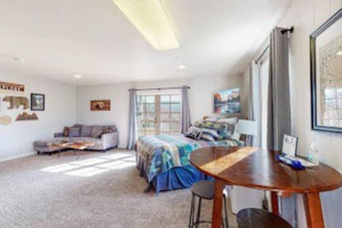 Couples Hideout in Heart of Oakhurst