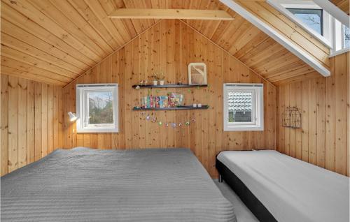 een slaapkamer met 2 bedden in een houten hut bij Pet Friendly Home In Otterup With Wifi in Otterup