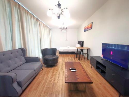 uma sala de estar com um sofá e uma televisão de ecrã plano em ₘₐcₒ ₕₒₘₑ【Private Room】@Sentosa 【Southkey】【Mid Valley】 em Johor Bahru