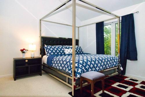 um quarto com uma cama de dossel e uma janela em Mountain Royal at the Woods Resort em Hedgesville