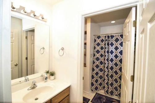 uma casa de banho com um lavatório e um espelho em Mountain Royal at the Woods Resort em Hedgesville
