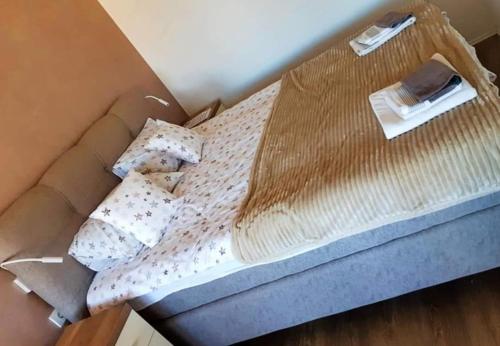 una cama con almohadas en una habitación en Boletov Raj en Čurug