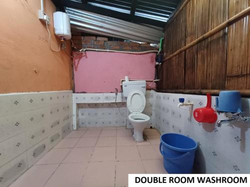 uma casa de banho com um WC e um lavatório em Odyssey Stays Mawlynnong em Mawlynnong
