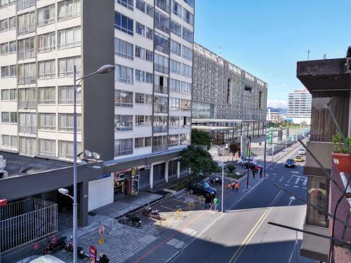 een uitzicht over een straat met hoge gebouwen bij Habitación doble Independiente frente al parque la Carolina in Quito