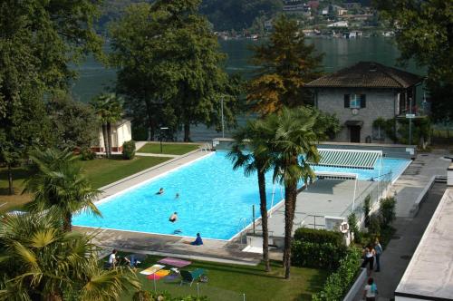 ein großer Pool mit Menschen im Wasser in der Unterkunft Centro Magliaso in Magliaso