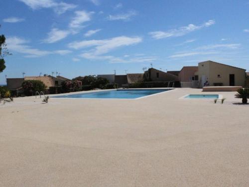 une grande piscine vide dans un bâtiment dans l'établissement Pavillon 2 pièces + mezzanine, piscine, proche plage, quartier calme - 6 pers. - FR-1-229D-320, à Saint Pierre La Mer