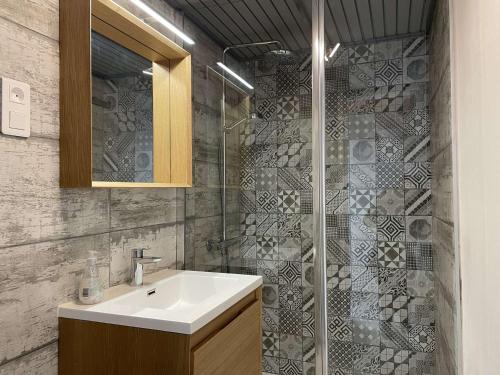 une salle de bain avec un lavabo et une douche en verre dans l'établissement Maison 2 pièces/mezzanine, piscines chauffée, tennis - Bretignolles-sur-Mer - FR-1-224A-666, à Bretignolles-sur-Mer