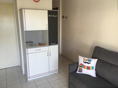 - un salon avec un canapé et une armoire dans l'établissement Appartement Marseillan-Plage, 2 pièces, 6 personnes - FR-1-326-643, à Marseillan