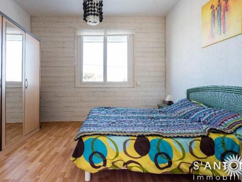 - une chambre avec un lit et une couverture colorée dans l'établissement Appartement 3 pièces climatisé au 1er étage, près du marché à Marseillan-Plage - FR-1-326-659, à Marseillan