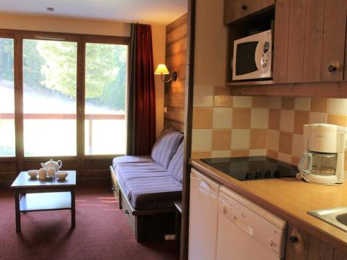 Il comprend une cuisine avec un canapé et un salon. dans l'établissement Charmant 2 Pièces avec Piscine, Parking et Animaux admis à Vars Les Claux - FR-1-330B-3, à Vars