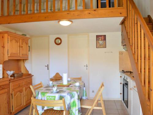 une petite cuisine avec une table et un escalier dans l'établissement Charmant pavillon à 300m de la plage, 3 pièces, mezzanine, terrasse, 4 couchages - Saint Pierre La Mer - FR-1-229D-83, à Fleury