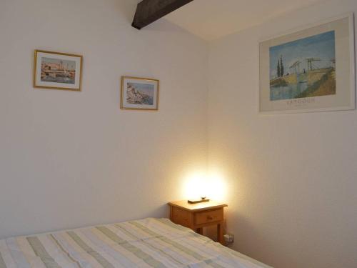 une chambre avec un lit et une lampe sur une table dans l'établissement Charmant pavillon à 300m de la plage, 3 pièces, mezzanine, terrasse, 4 couchages - Saint Pierre La Mer - FR-1-229D-83, à Fleury