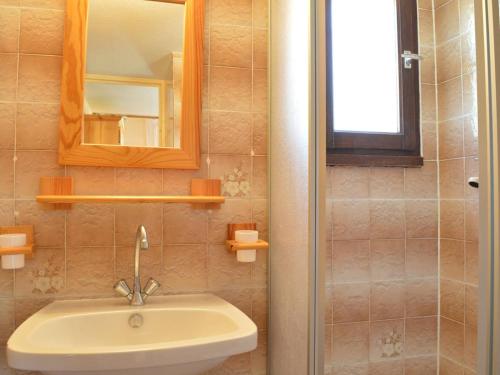 une salle de bain avec un lavabo, un miroir et une douche dans l'établissement Charmant pavillon à 300m de la plage, 3 pièces, mezzanine, terrasse, 4 couchages - Saint Pierre La Mer - FR-1-229D-83, à Fleury