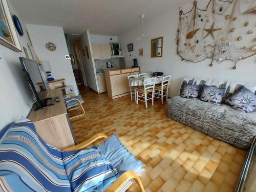 Photo de la galerie de l'établissement Appartement T2 Cabine en Front de Mer avec Terrasse à Agde - 5/6 Couchages - FR-1-423-191, au Grau-dʼAgde