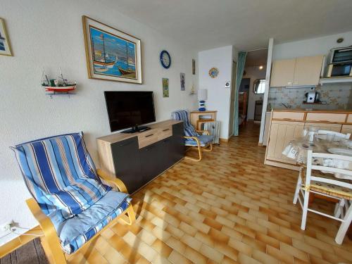 Photo de la galerie de l'établissement Appartement T2 Cabine en Front de Mer avec Terrasse à Agde - 5/6 Couchages - FR-1-423-191, au Grau-dʼAgde