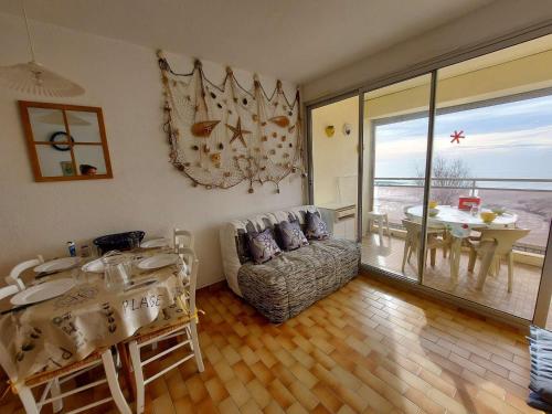 Photo de la galerie de l'établissement Appartement T2 Cabine en Front de Mer avec Terrasse à Agde - 5/6 Couchages - FR-1-423-191, au Grau-dʼAgde