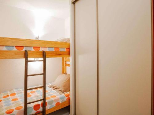 een slaapkamer met 2 stapelbedden en een kast bij Studio Saint-Jean-de-Luz, 1 pièce, 4 personnes - FR-1-4-620 in Saint-Jean-de-Luz