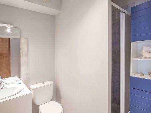 een badkamer met een wit toilet en een wastafel bij Studio Saint-Jean-de-Luz, 1 pièce, 4 personnes - FR-1-4-620 in Saint-Jean-de-Luz