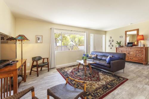 Posezení v ubytování Your Home Sweet Home in Joshua Tree home