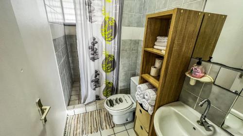 a small bathroom with a shower and a toilet at MANUNU LODGE 2 days minim in Faaa